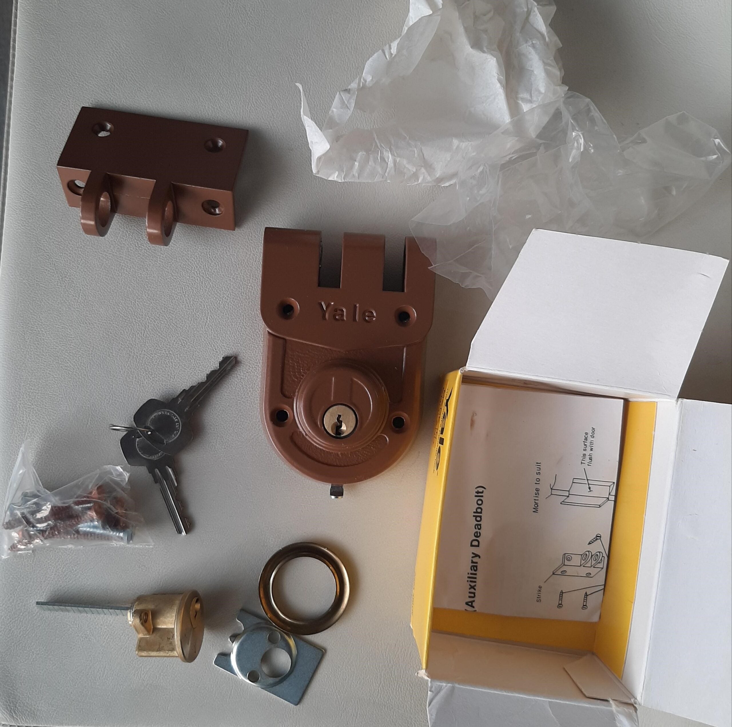 Yale 197-1/4 أسطوانة مزدوجة متأرجحة للداخل مع قفل جيمي