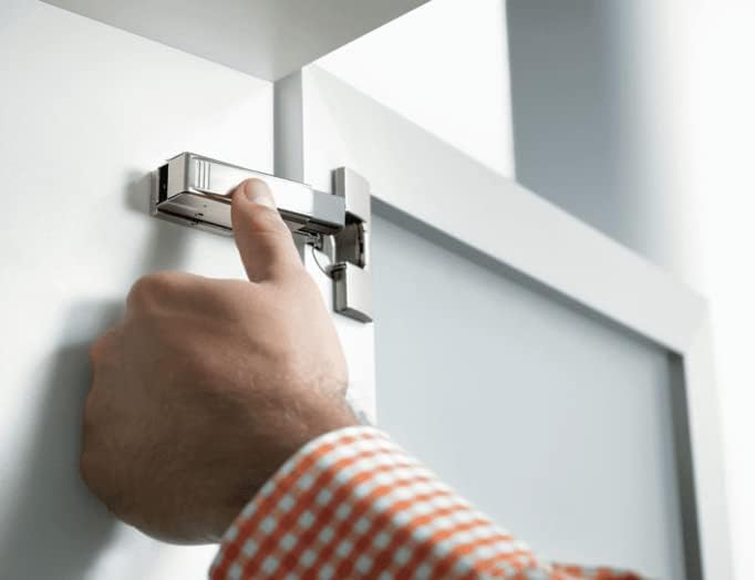 مفصلة بلوم 973A0500.01x4 973A Blumotion ذات الذراع المستقيمة والمغطاة بالكامل للأبواب، مطلية بالنيكل (عبوة من 4 قطع) 