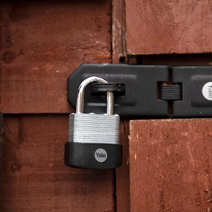 قفل Yale Y127B/55/129/1 - قفل مقاوم للعوامل الجوية من الفولاذ الرقائقي الواقي (55 مم) مع سلسلة من البورون بثلاثة مفاتيح