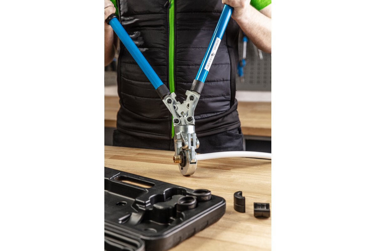 Hogert PEX crimper for pipe fittings