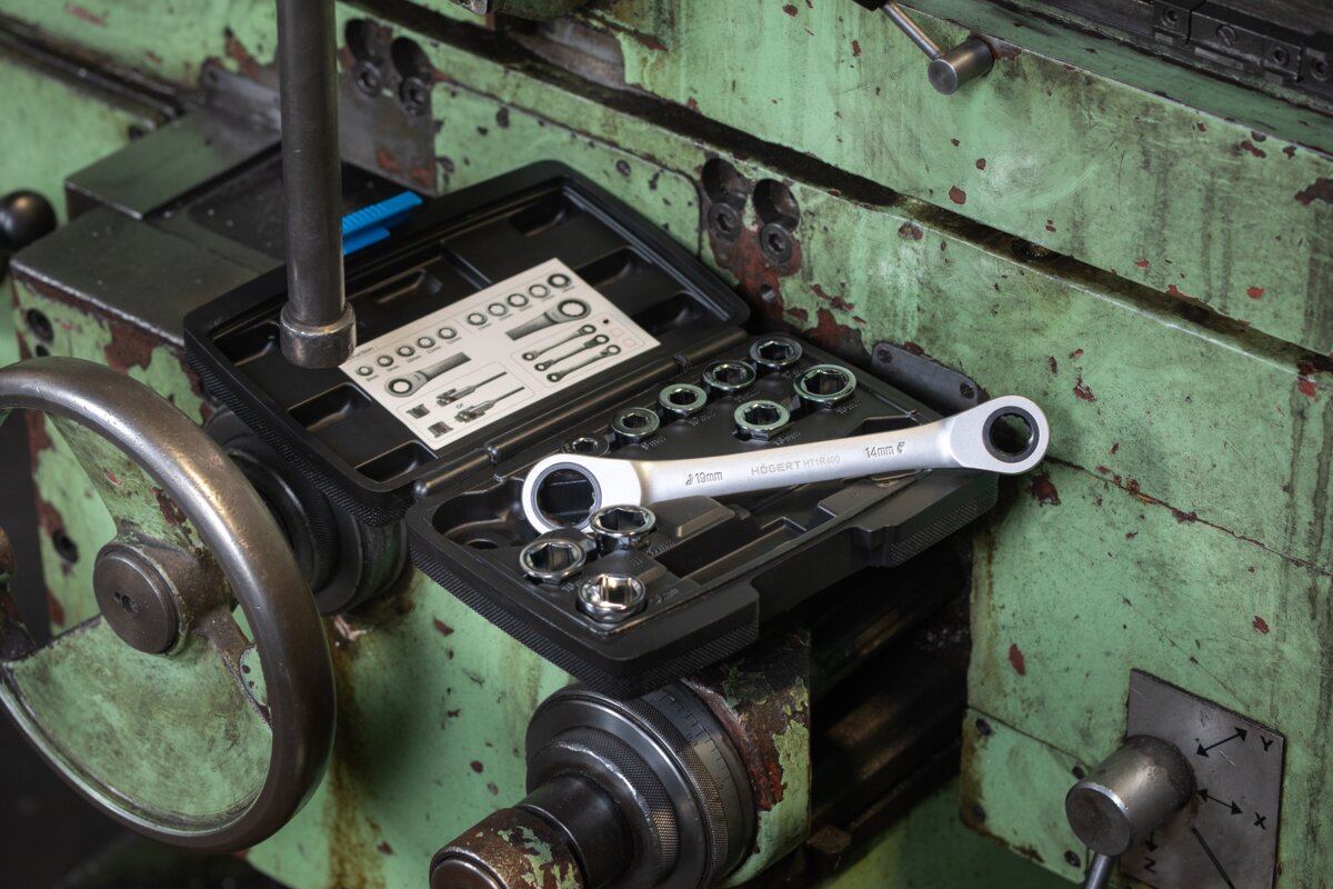Ratchet ring spanner with sockets