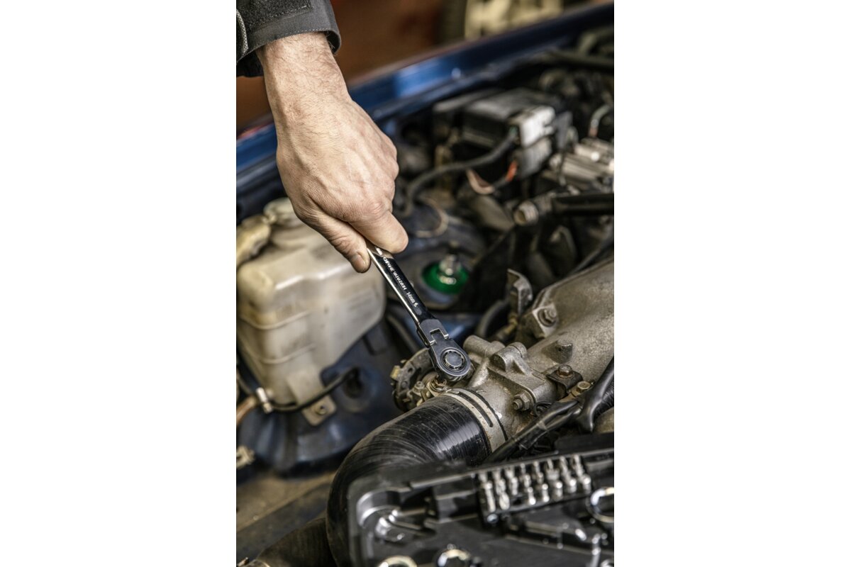Ratchet ring spanner with joint and sockets
