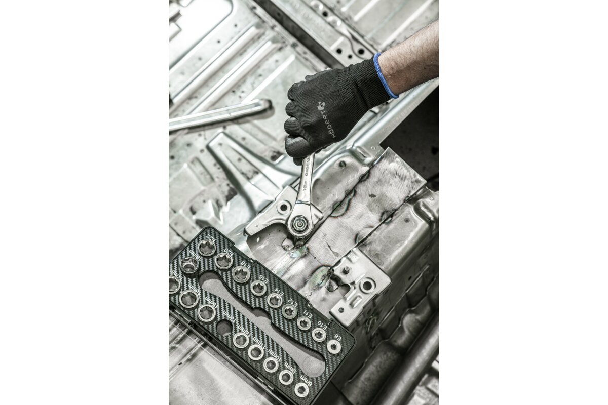 Ratchet ring spanner with sockets