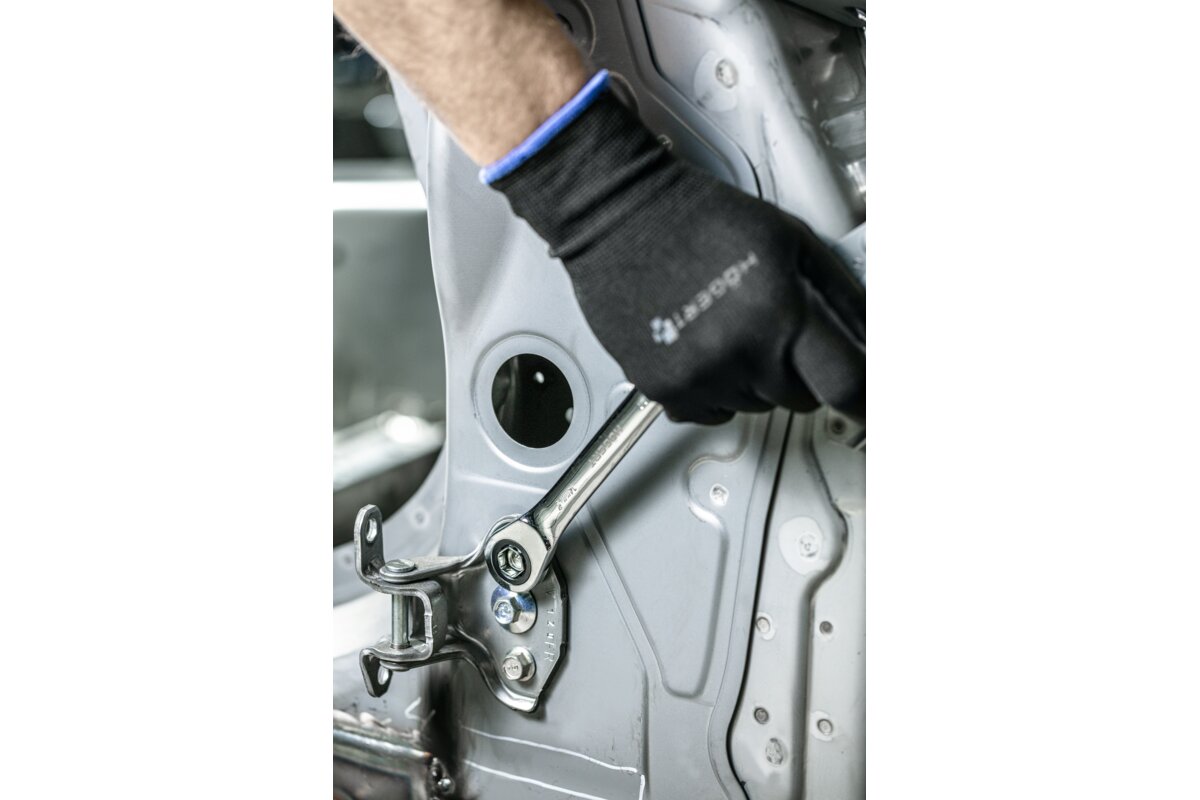Ratchet ring spanner with sockets