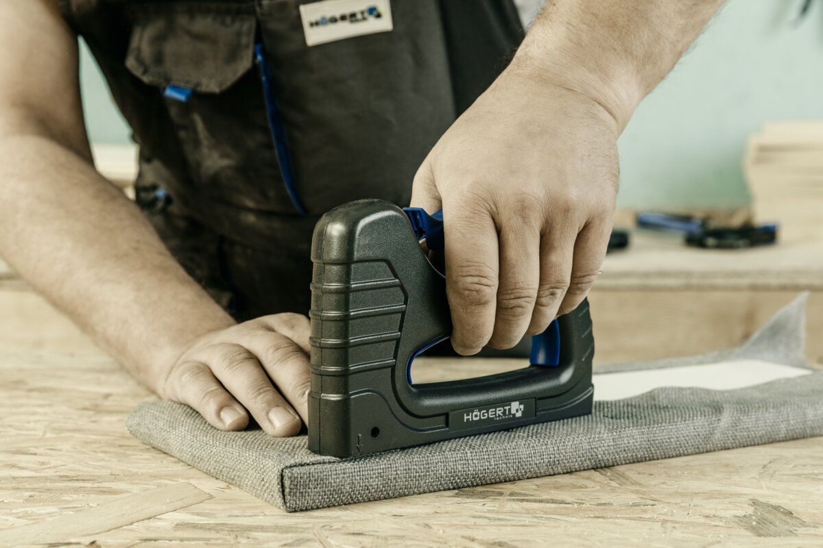 Staple gun type “J”, for 6-16 mm staples as well as 15 mm nad 16 mm nails