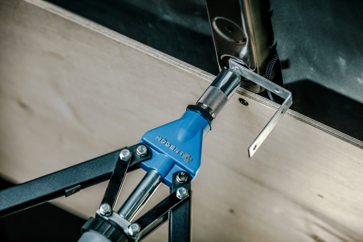 Two-hand riveter 530 mm, five interchangeable nosepieces, max 6.4 mm