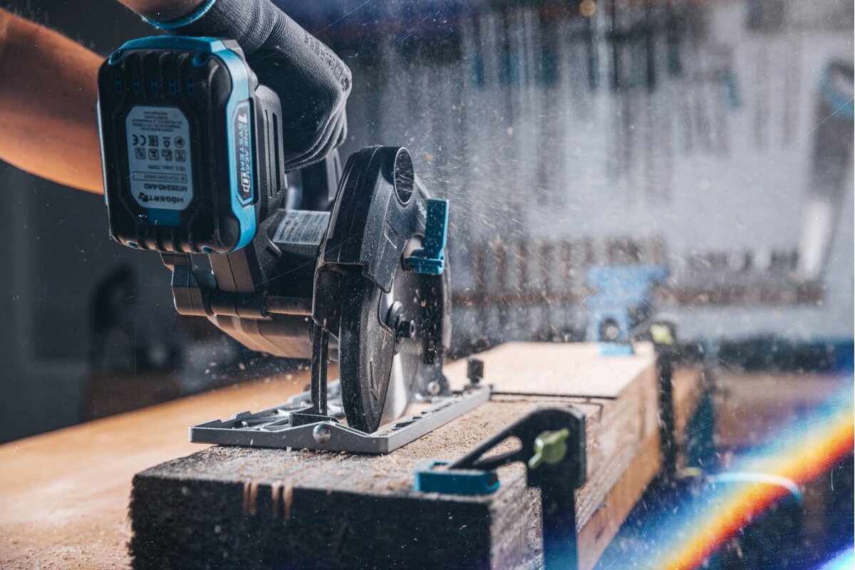 Hogert CORDLESS BRUSHLESS CIRCULAR SAW 18V