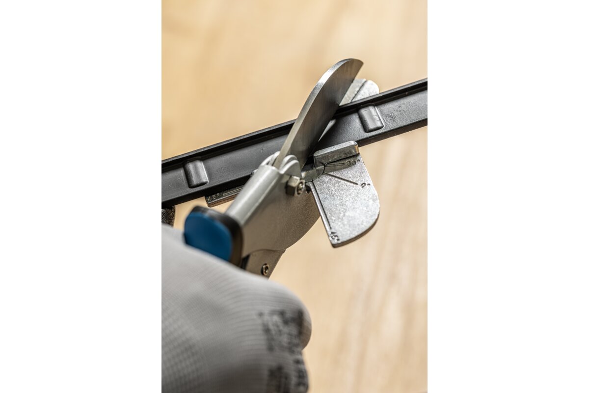 Profile shears with protractor