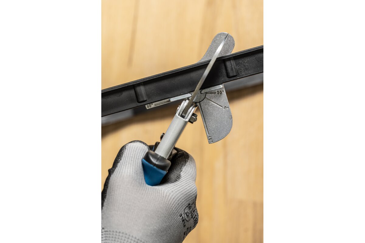 Profile shears with protractor
