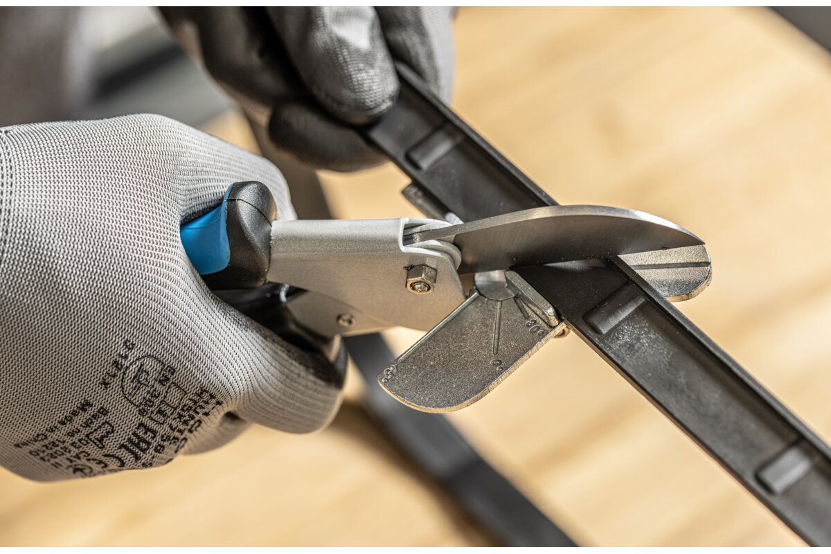 Profile shears with protractor