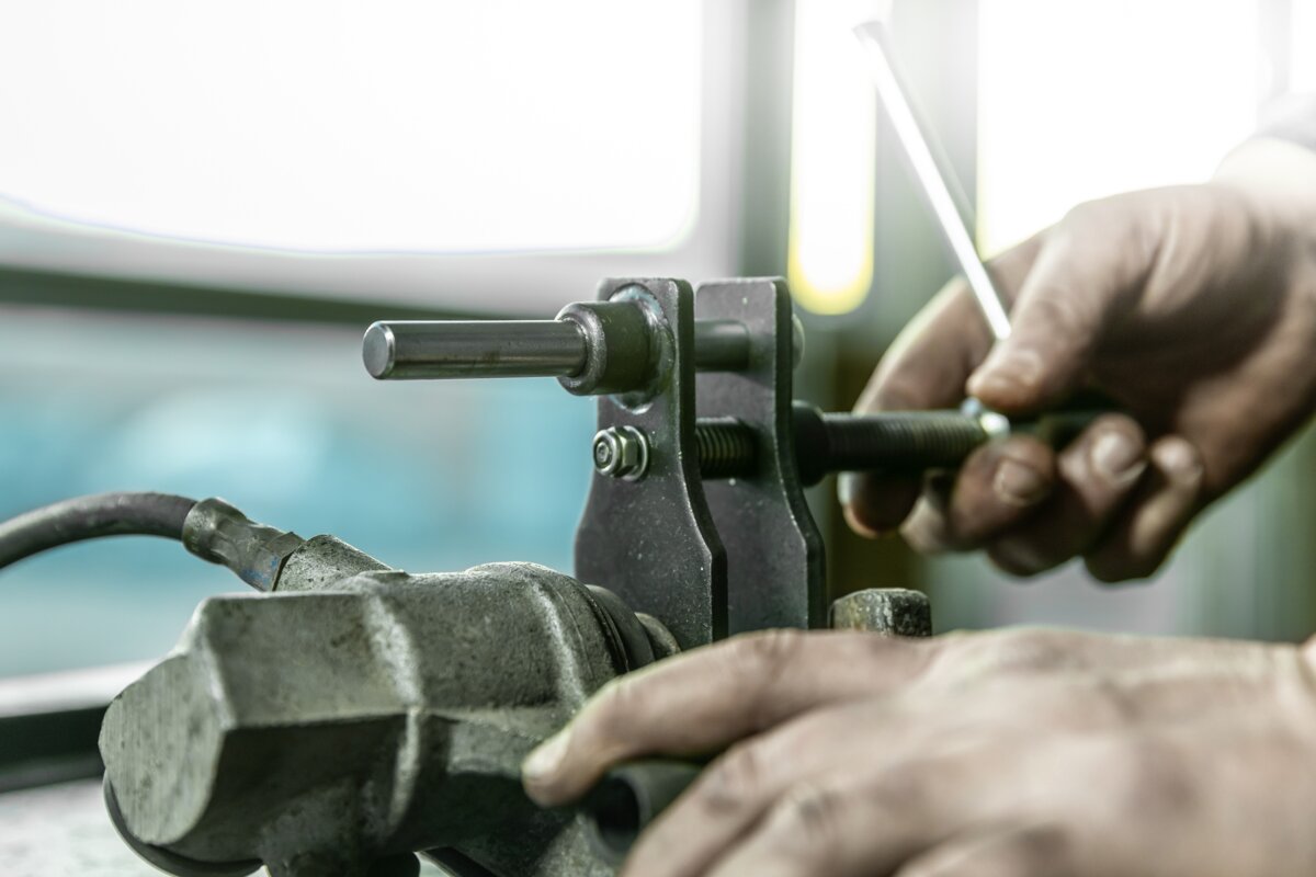 Hogert Brake piston separator