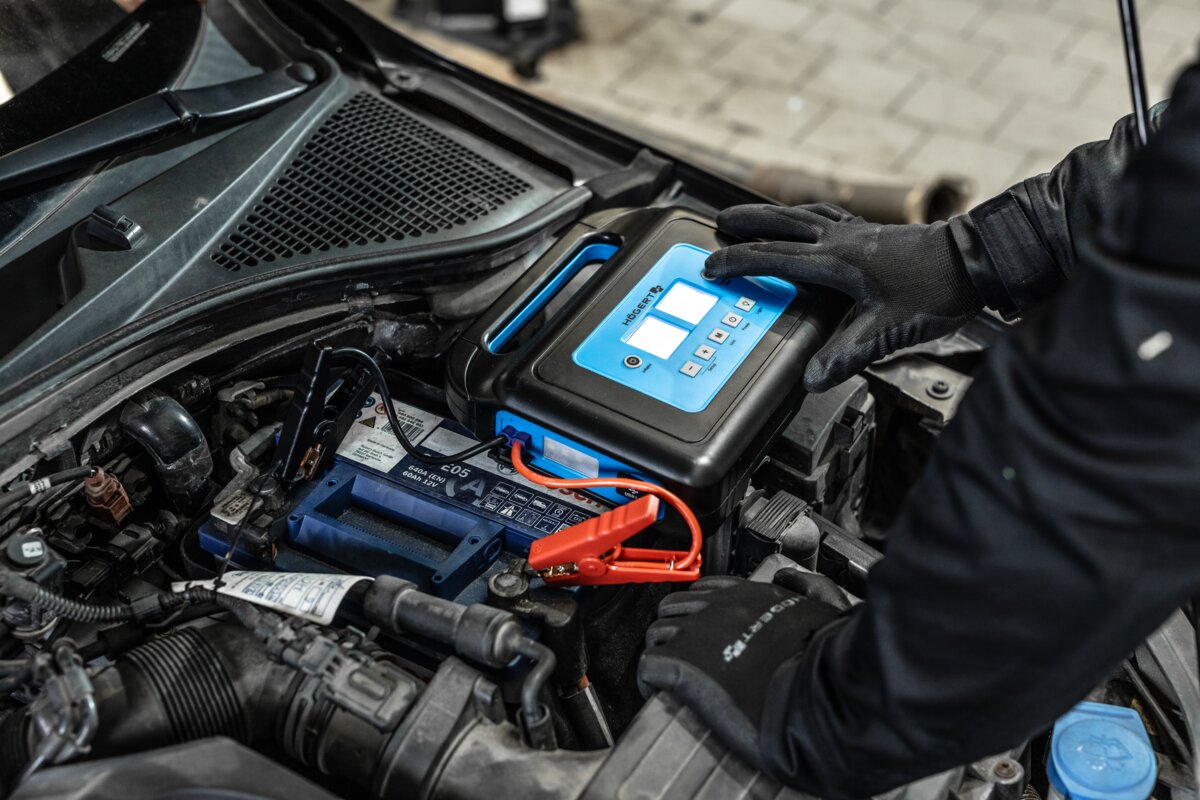 Hogert 400A jump starter with built-in compressor