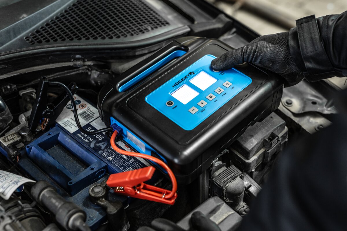 Hogert 400A jump starter with built-in compressor