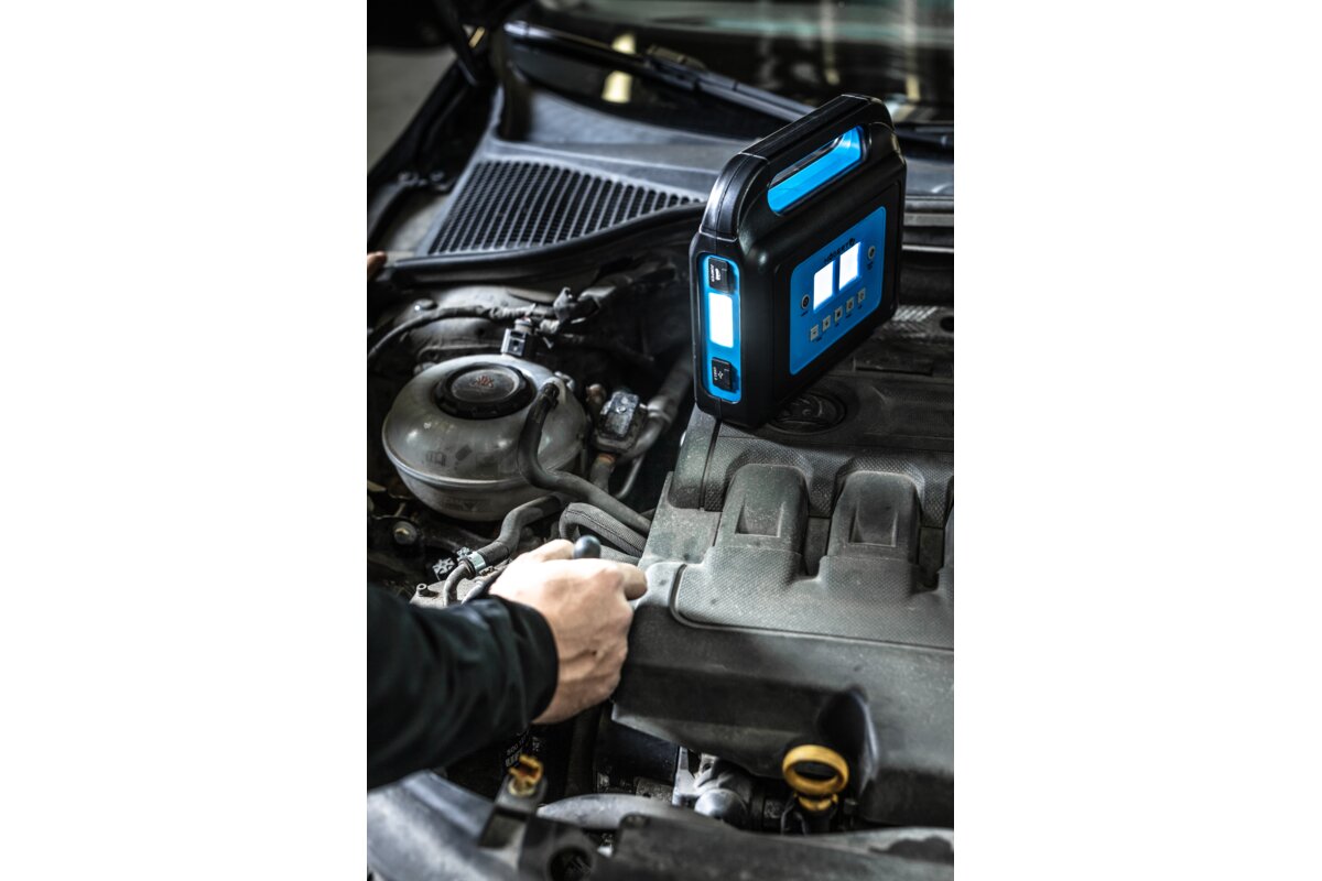 Hogert 400A jump starter with built-in compressor