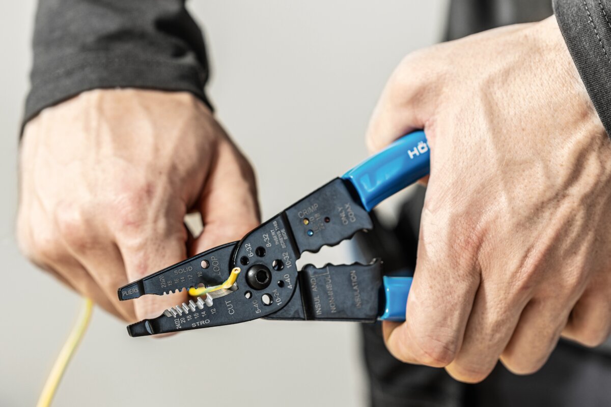 Hogert Crimping pliers for terminals with insulation stripper + connectors, 86 pcs.