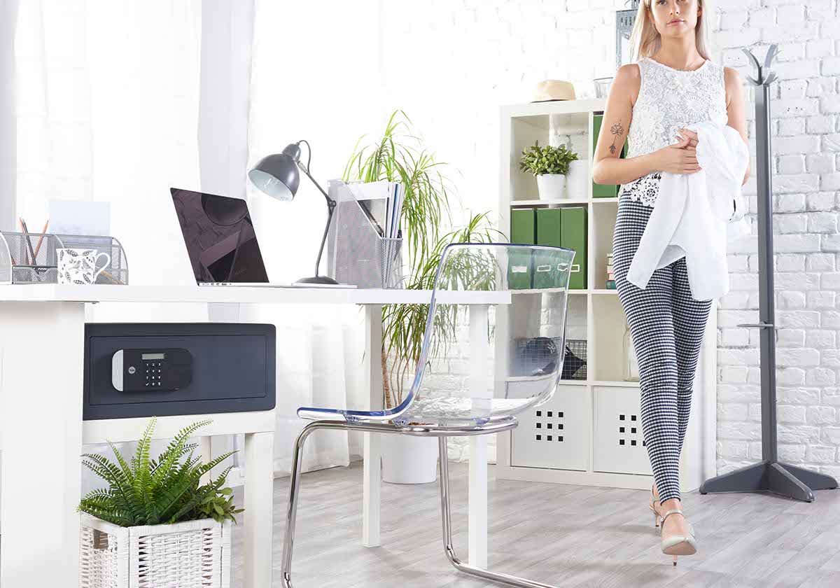 YLEM/200/EG1 خزنة ييل فائقة الأمان مزودة بمحرك لأجهزة الكمبيوتر المحمولة، لون أسود، مقاس 20×48×35 سم 